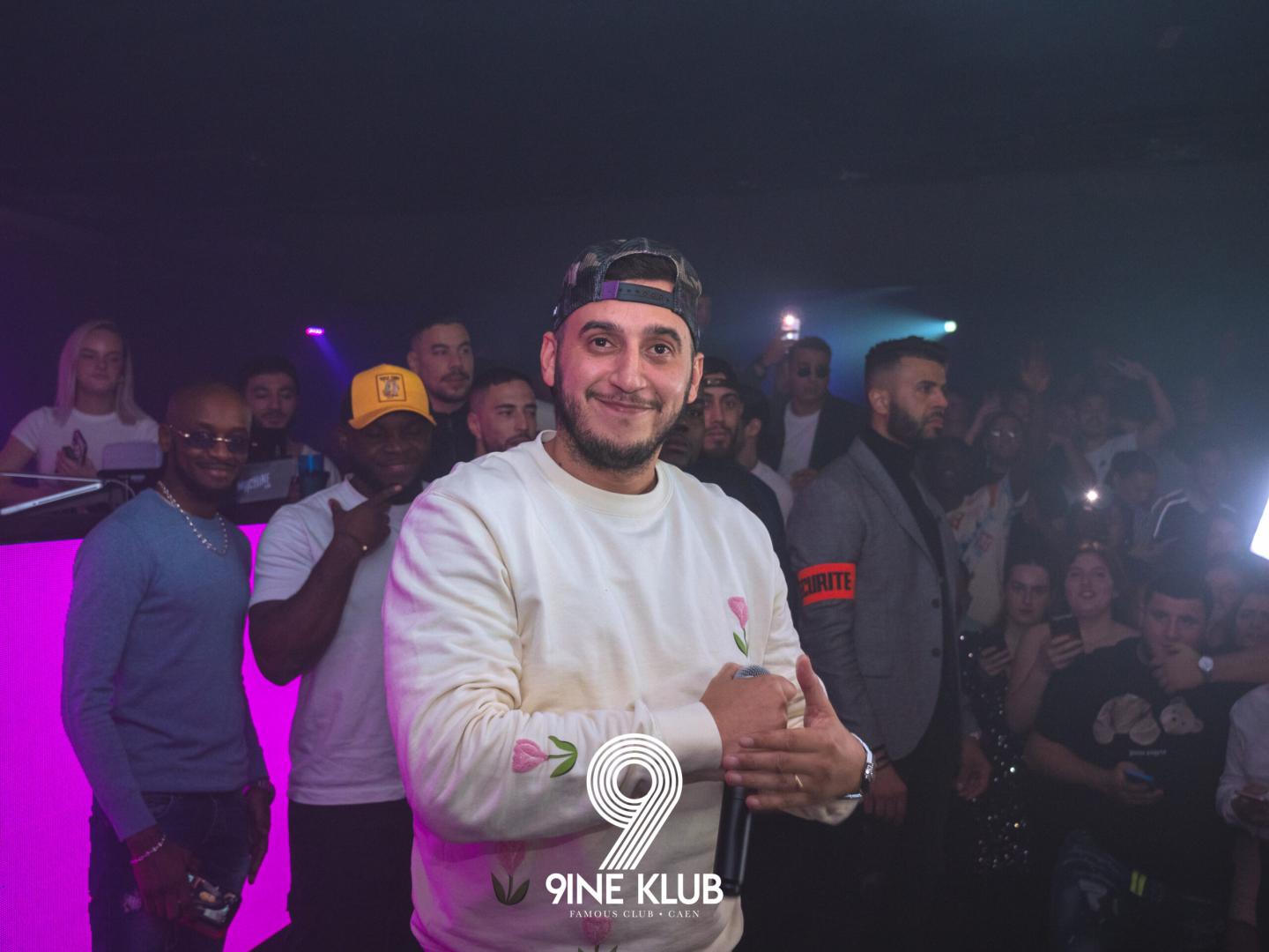 Artiste sur scène photographié pendant le projet 9ine Klub Caen