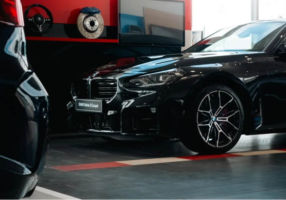 BMW noire photographiée dans un showroom automobile
